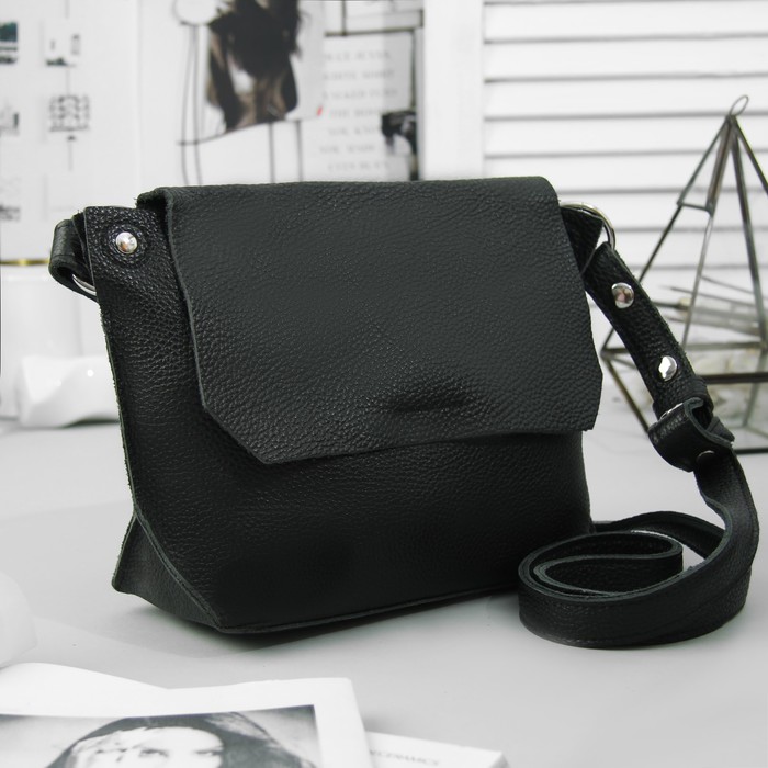Сумка женская, отдел на клапане, длинный ремень, цвет чёрный