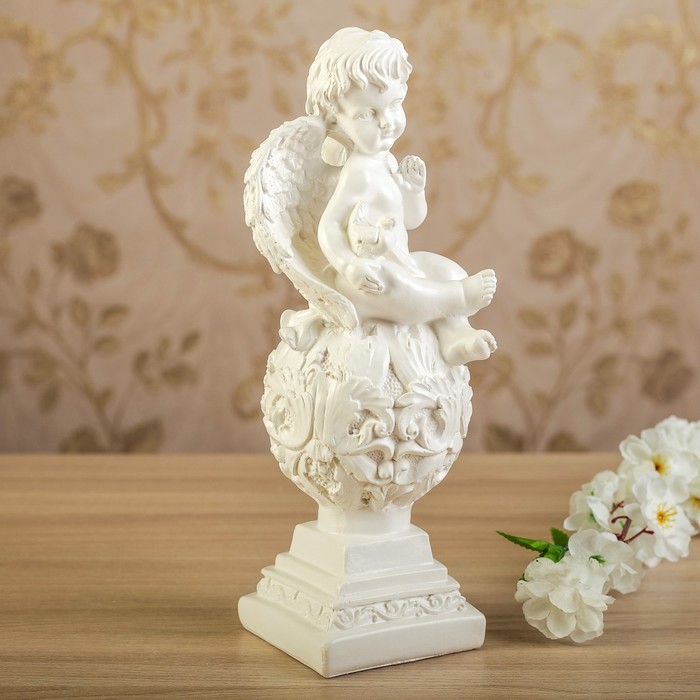 Статуэтка "На шаре с голубем " белый, 30 см