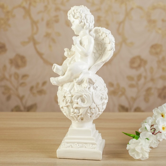 Статуэтка "На шаре с голубем " белый, 30 см