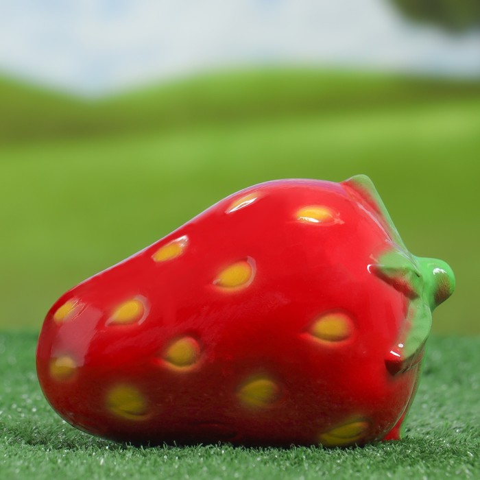 Садовая фигура "Клубника" малая