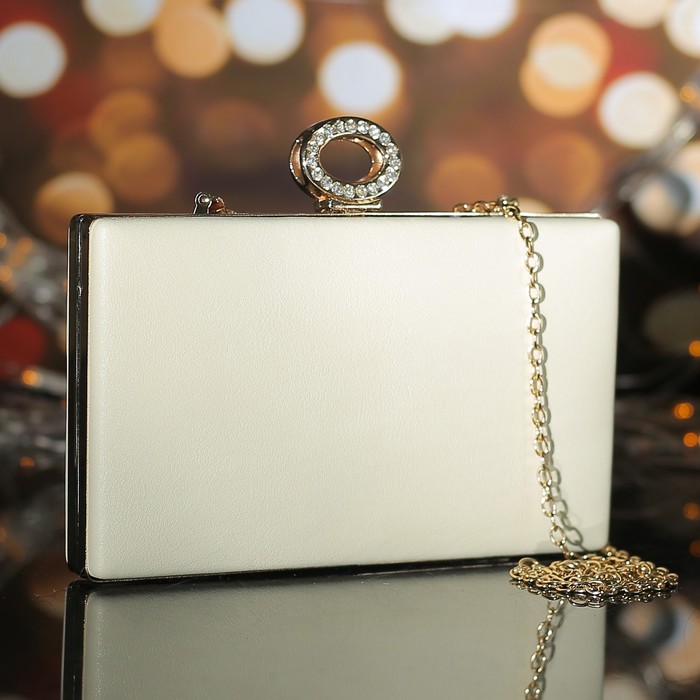 Клатч женский, отдел на фермуаре, длинная цепь, цвет молочный
