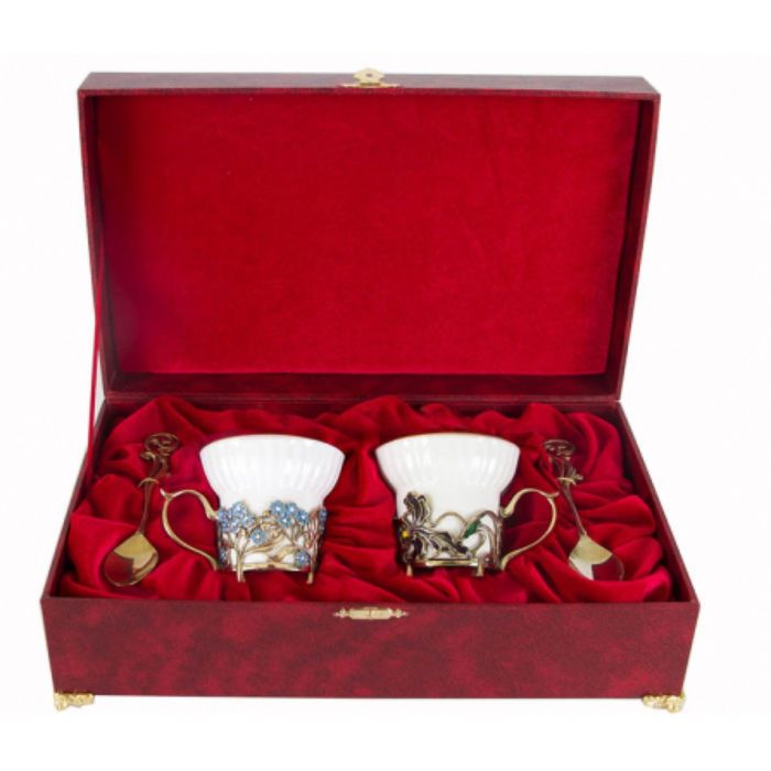 Чайная пара фарфоровая с цветками из латуни «Ирисы и Незабудки» в шкатулке