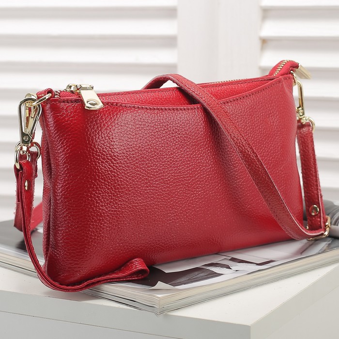 Клатч женский, 1 отдел с перегородкой, 2 наружных кармана, ручка, длинный ремень, цвет красный