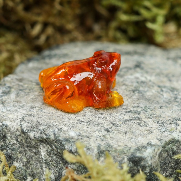 Сувенир "Лягушка денежная", 1,5 см, янтарь