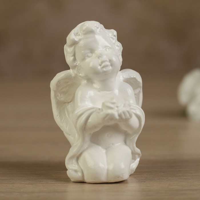 Статуэтка "Малыш с розой" белый
