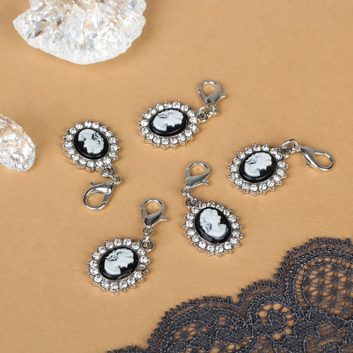 Шармик "Камея", цвет черно-белый в серебре