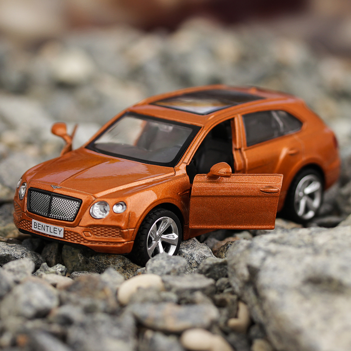 Машина металлическая "Bentley Bentayga" открыв. двери, инерция МИКС 1:45 67332