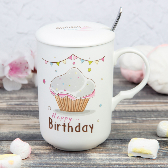 Кружка 400 мл "С Днем Рождения", с керамической крышкой и ложкой, цвета МИКС