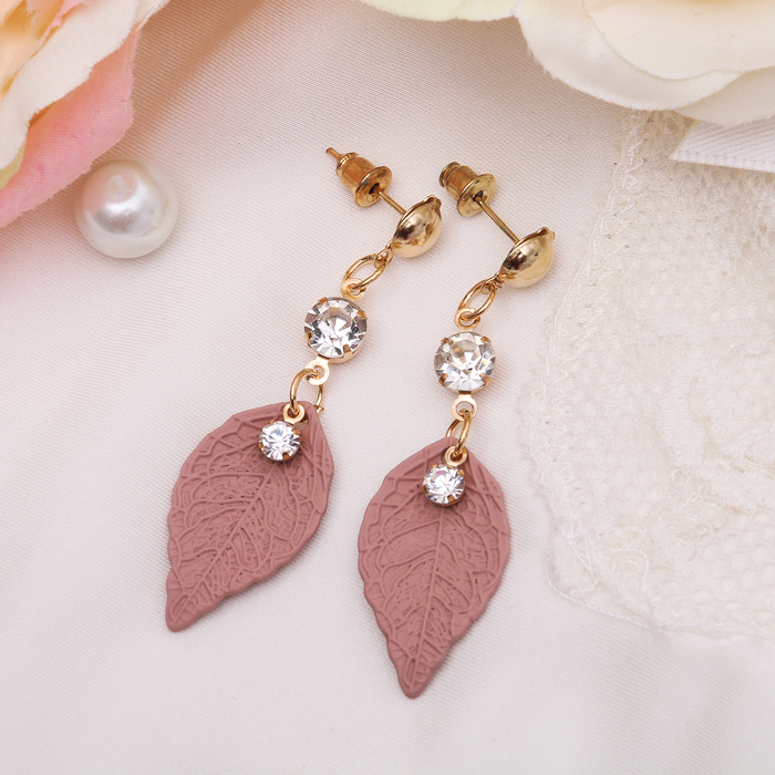 Серьги со стразами "Листья" вдохновение, цвет бело-розовый в золоте