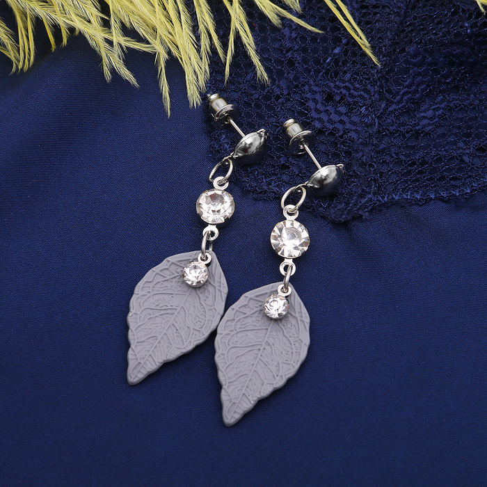 Серьги со стразами "Листья" вдохновение, цвет бело-серый в серебре