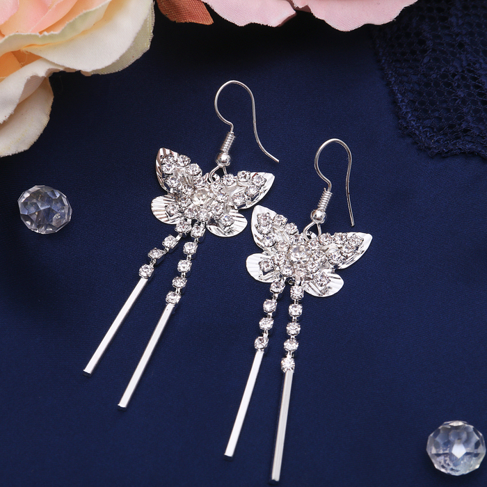 Серьги висячие со стразами Princess бабочки, цвет белый в серебре