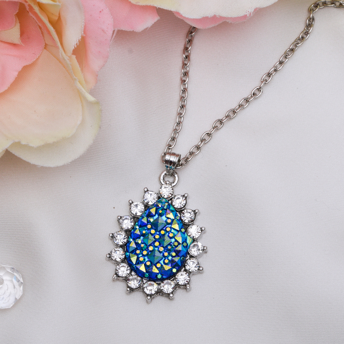 Кулон "Конфетти" капля, цвет бело-синий в серебре