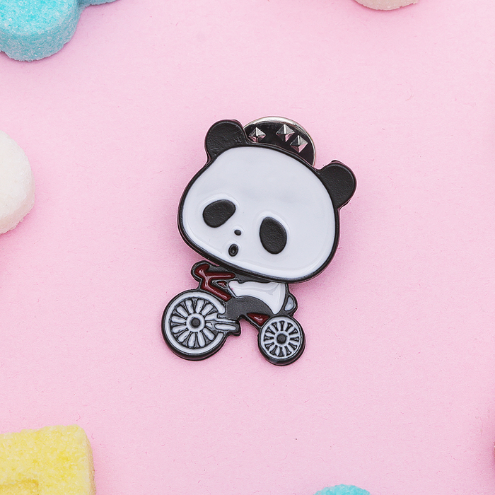 Значок "Панда на велосипеде", цвет черно-белый