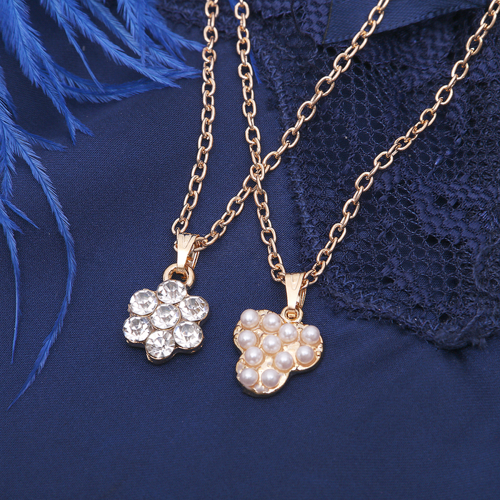 Кулон "Двойной" цветочек с лепестком, цвет белый в золоте