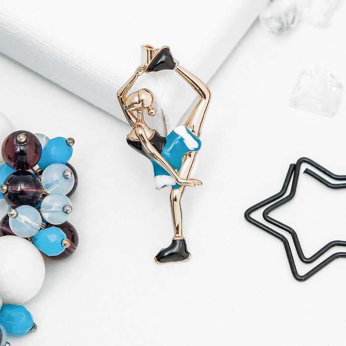Брошь "Фигуристка", цветная в золоте