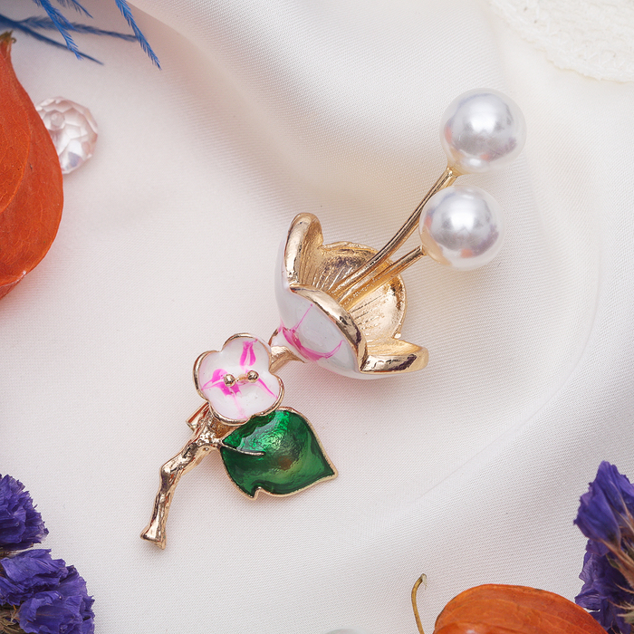 Брошь "Кувшинка", цвет бело-розовый в матовом золоте