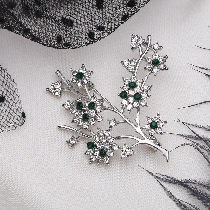 Брошь "Терновник", цвет бело-изумрудный в серебре