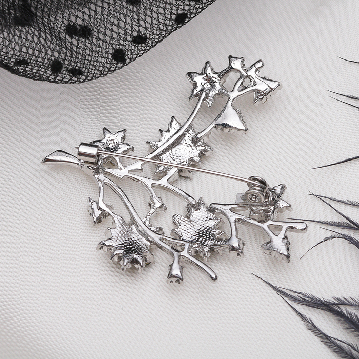 Брошь "Терновник", цвет бело-изумрудный в серебре