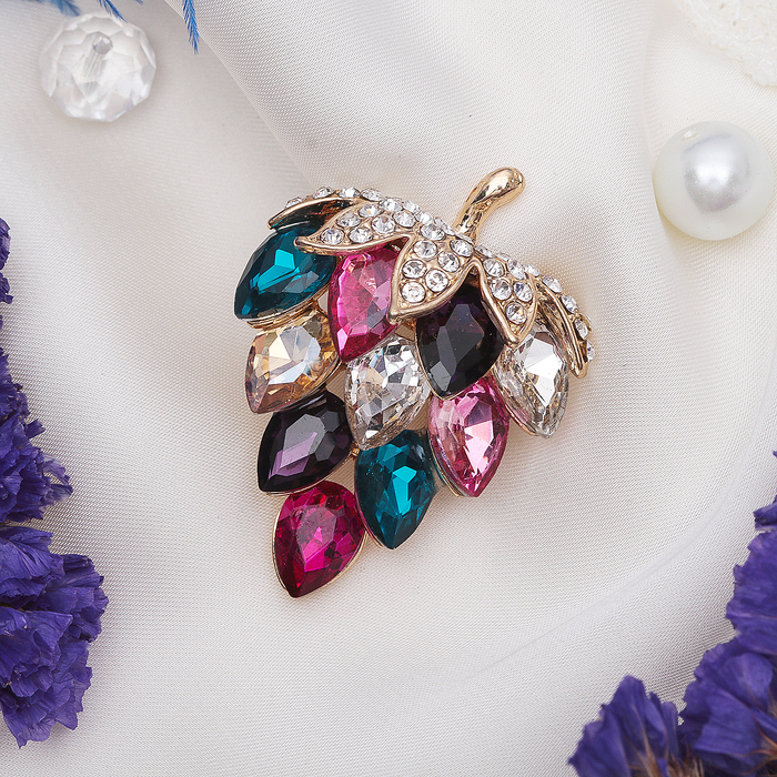 Брошь "Виноград спелый", разноцветная в золоте