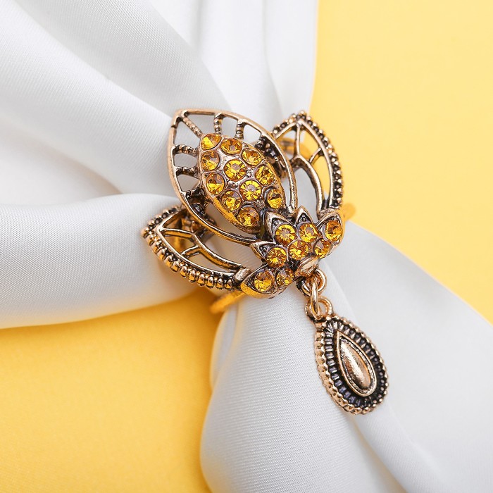 Кольцо для платка "Трилистник" с подвеской, цвет золотой в черненом золоте