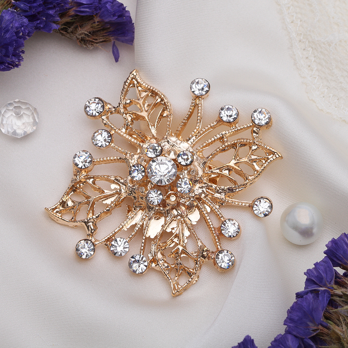 Брошь "Четырехлистник" с тычинками, цвет белый в золоте