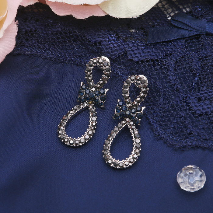 Серьги со стразами "Бесконечность" с бантом, цвет серый в серебре