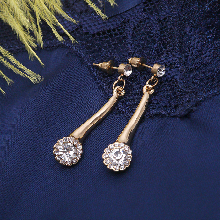 Серьги со стразами "Капля" мерцание, цвет белый в золоте