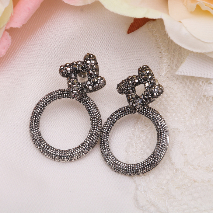 Серьги со стразами "Круг" вдохновение, цвет серый в чернёном серебре