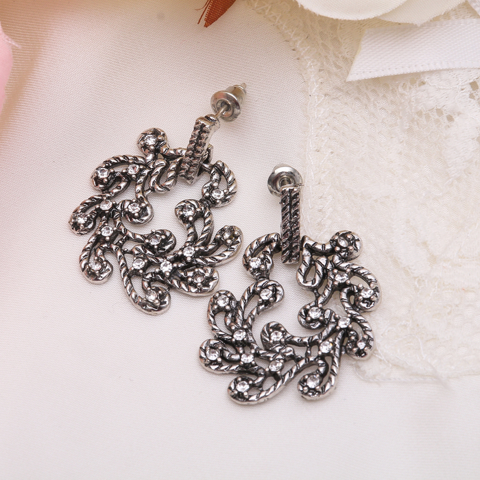 Серьги со стразами "Листья" виноградник, цвет белый в чернёном серебре