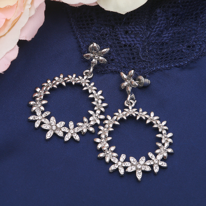 Серьги со стразами "Круг" венец, цвет белый в серебре