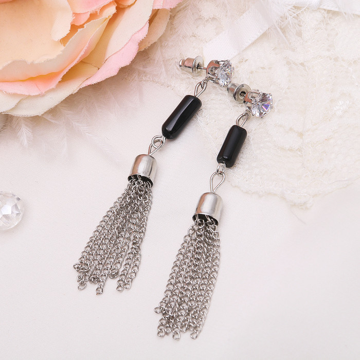 Серьги висячие со стразами "Кисть" ванесса, цвет бело-чёрный в серебре