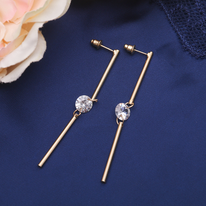 Серьги висячие со стразами "Капель" милана, цвет белый в золоте