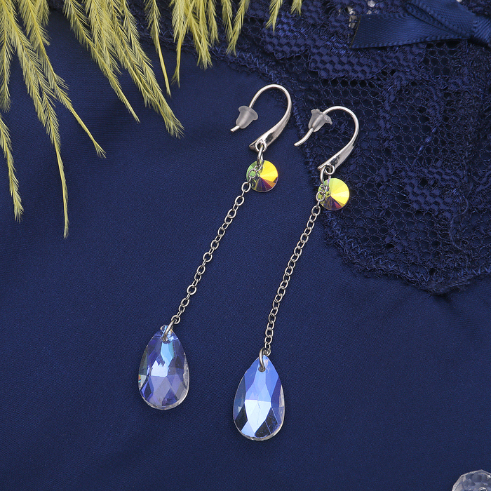 Серьги висячие со стразами "Капля" северное сияние, цвет бело-радужный в серебре