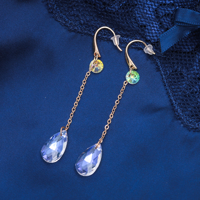 Серьги висячие со стразами "Капля" северное сияние, цвет бело-радужный в золоте