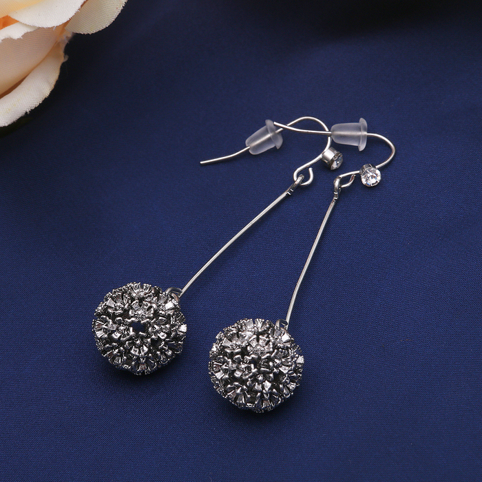 Серьги висячие со стразами "Цветы" на шаре, цвет белый в чернёном серебре