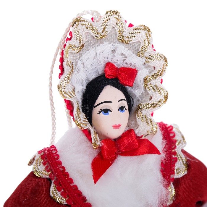 Сувенирная кукла-подвеска "Барышня в шубке и капоре" 1830гг. Россия 12 см