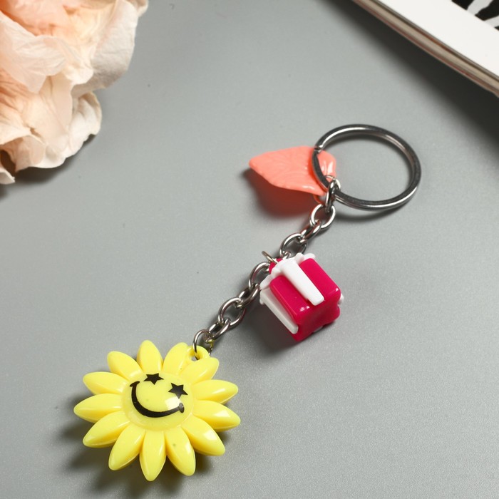 Брелок пластик висюльки "Солнце-смайл с подарками" МИКС 8,5х4 см