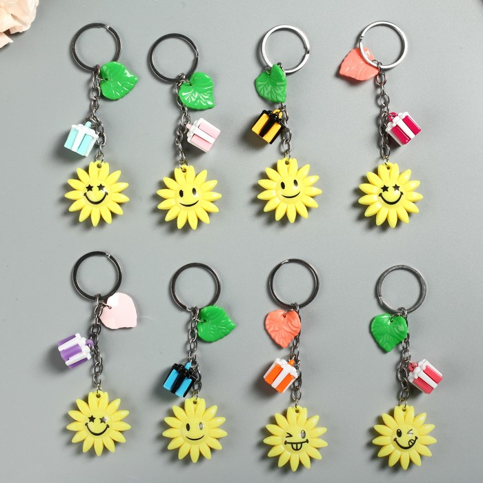 Брелок пластик висюльки "Солнце-смайл с подарками" МИКС 8,5х4 см