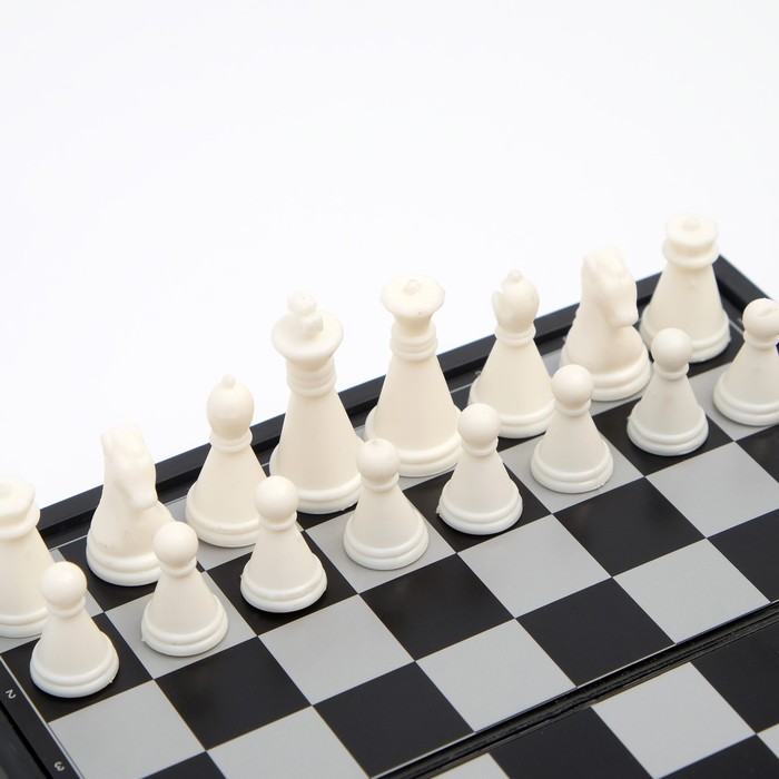 Игра настольная магнитная "Шахматы", пластик, чёрно-белые, 13х13 см