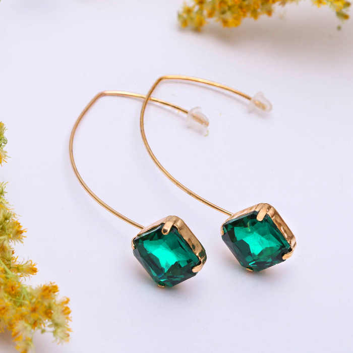 Серьги со стразами "Ромб" висячий, цвет изумрудный в золоте