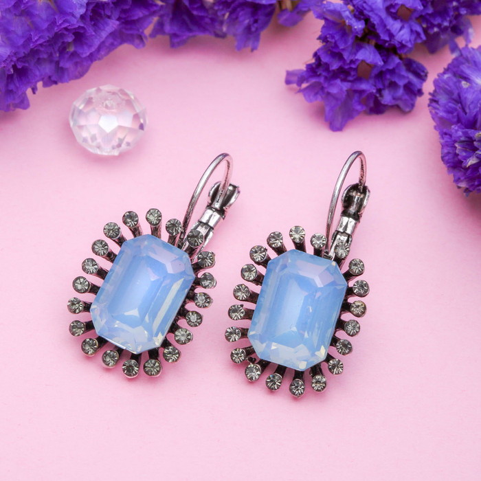 Серьги со стразами "Прямоугольник" с лучами, цвет серо-голубой в чернёном серебре