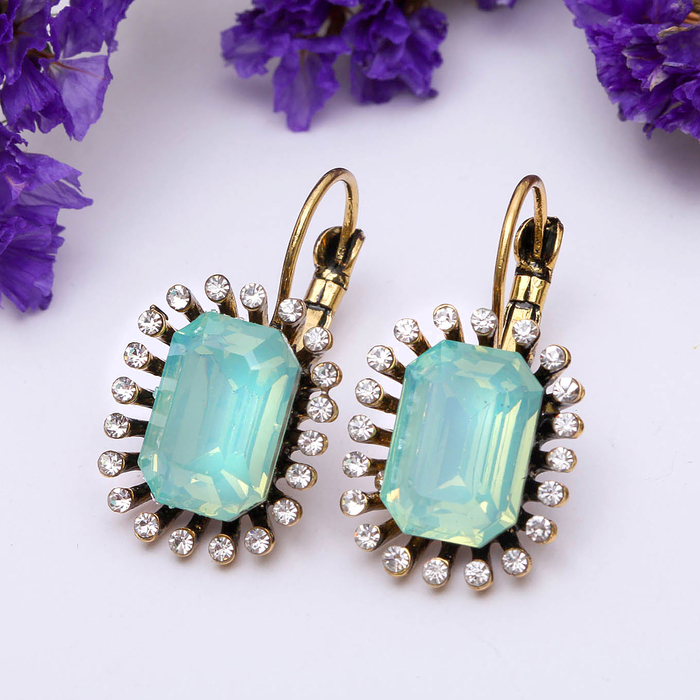 Серьги со стразами "Прямоугольник" с лучами, цвет бело-зелёный в чернёном золоте
