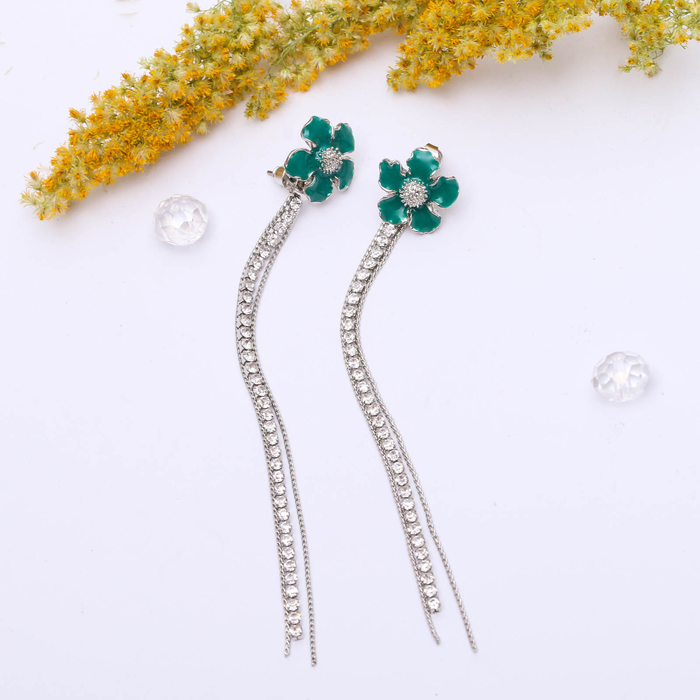 Серьги висячие со стразами "Цветочек" с цепочками, цвет зелёно-белый в серебре