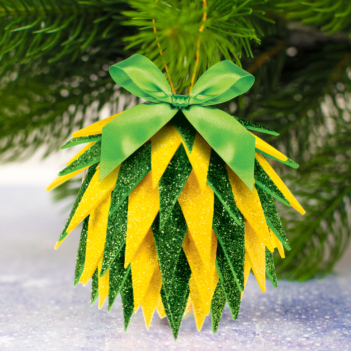 Новогодний шар №1 с блестящей EVA, цвет жёлто-зелёный