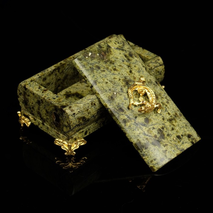 Шкатулка на ножках, с ящеркой