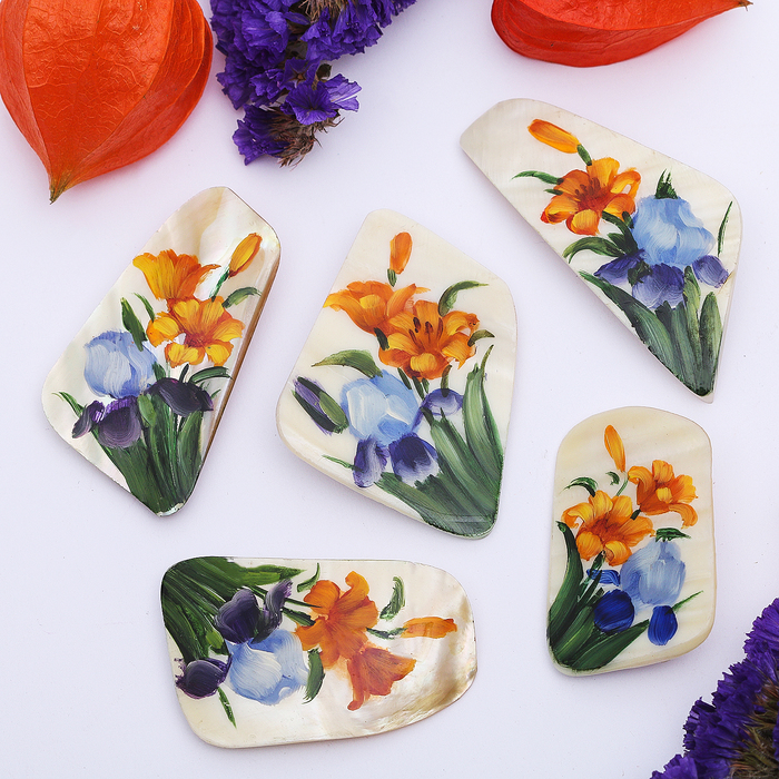 Брошь ручная работа "Перламутр" лилии