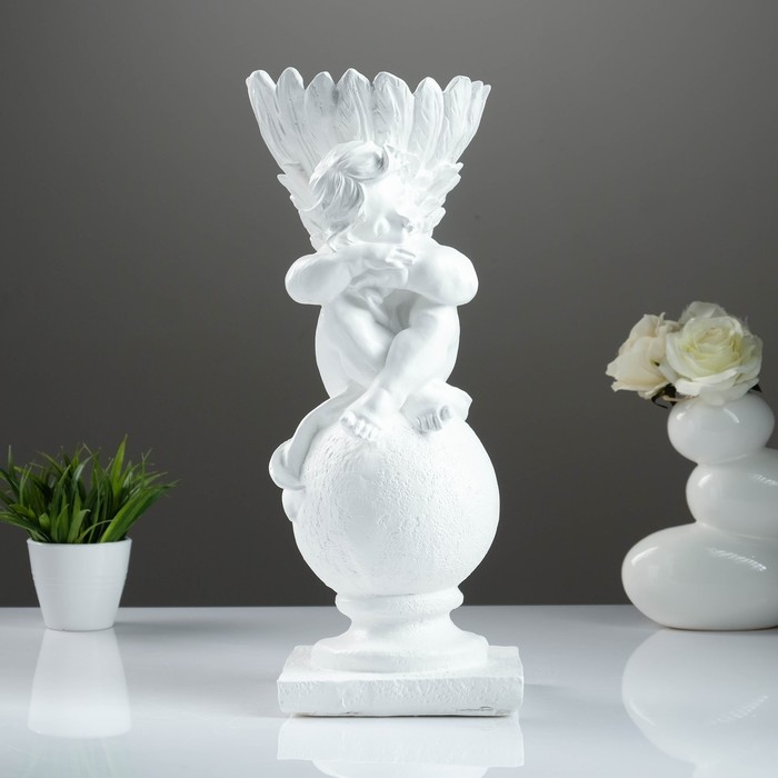 Фигурное кашпо "Ангел на шаре" белое, 46см