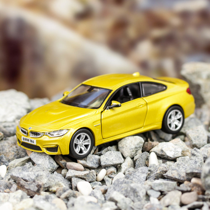 Машина металлическая BMW M4 COUPE with Strip инерционная, масштаб 1:32, 2 цвета МИКС