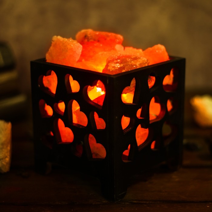 Соляной светильник "Корзина", сердечки, деревянный декор, 1,5 кг, микс