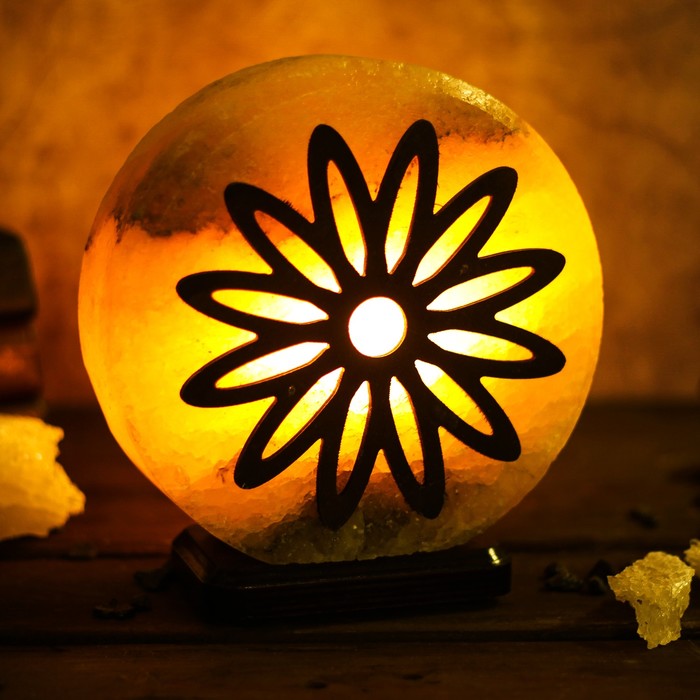 Соляной светильник "Цветок", цельный кристалл, деревянный декор, 3-4 кг, микс
